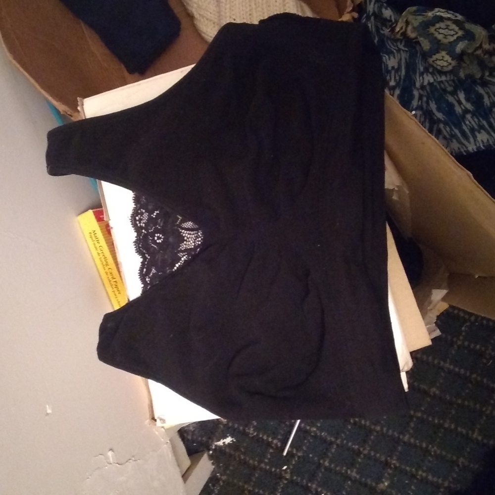 Black cleavage lace sports bra